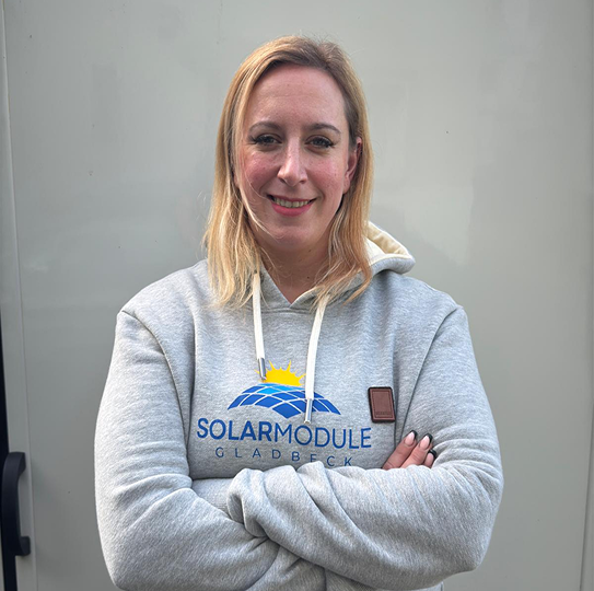 Lisa Kowalski kümmert sich um die Buchhaltung und den Einkauf bei Solarmodule Gladbeck.